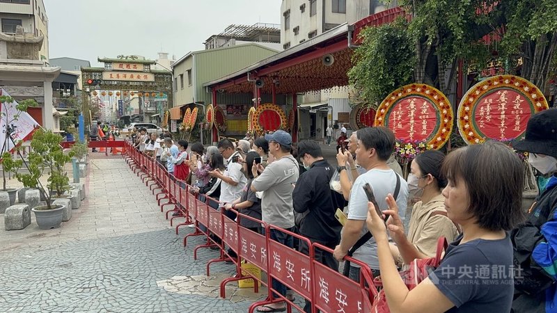 美國藝術家波希克（Kurt Perschke）在台南市發起「紅球計畫」，29日在市定古蹟風神廟接官亭啟動，許多人在藝術團隊充氣前就趕抵現場守候拍攝。中央社記者張榮祥台南攝  113年3月29日