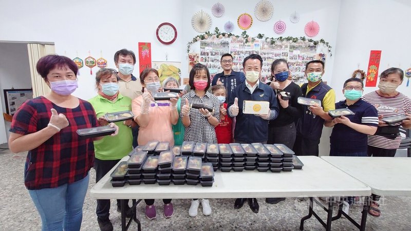 因申請政府的急難救金常緩不濟急,112年嘉義縣水上鄉忠和社區賣起公益便當,籌措救助金幫助村內的艱苦人,共有30多名志工一起行善做公益。嘉義縣長翁章梁(前排右5)29日感謝志工們的善行。中央社記者蔡智明攝 113年3月29日