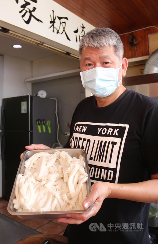苗栗市百年粄條老店堅持每天手工蒸製粄條,業者邱明璋(圖)29日受訪表示,餐飲業講求原料單純、食材新鮮,「自己能吃的才賣給客人」,但生意仍難免受寶林茶室食物中毒案影響,盼政府儘速釐清原因、安定民心。中央社記者管瑞平攝 113年3月29日