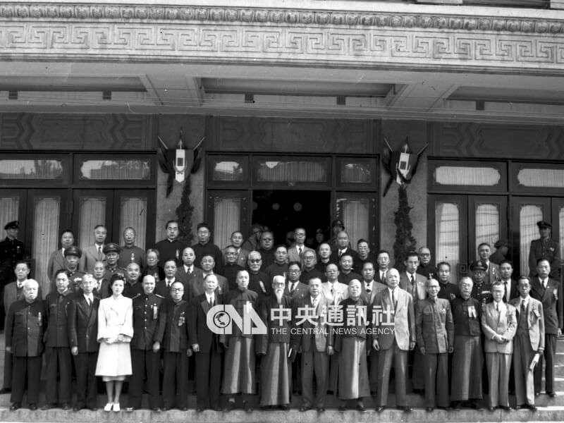 第一屆國代留影於國民大會堂，該建築目前為南京人民大會堂。（中央社檔案照片）