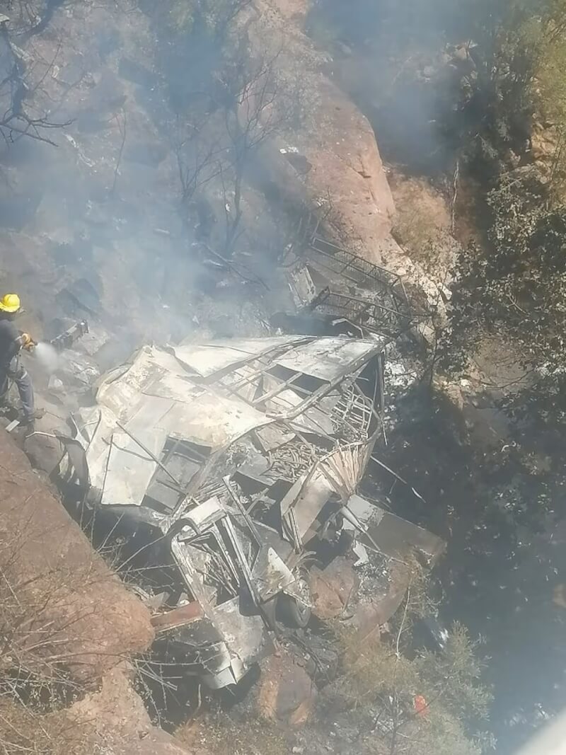 南非一輛巴士28日從橋上墜入深谷並起火，造成車上46人共45人喪生。（Limpopo Department of Transport and Community Safety via 路透社）
