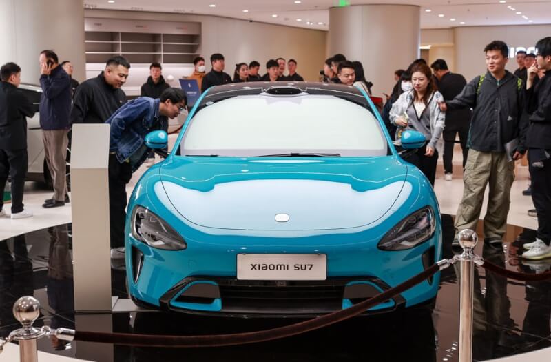 小米28日晚間舉行發表會,宣布SU7純電動汽車正式上市,在中國引發轟動。圖為3月25日,小米汽車旗艦店在北京正式開業,展示SU7。(中新社提供)