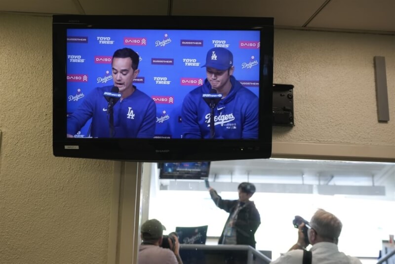 MLB洛杉磯道奇球星大谷翔平(電視中右)26日就前翻譯員水原一平涉簽賭與竊盜案,首度面對媒體。(美聯社)