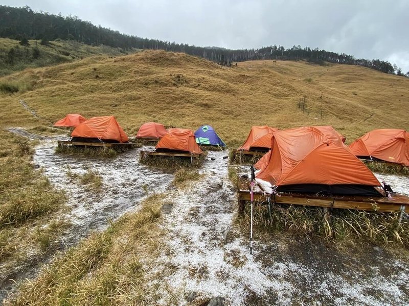 雪霸國家公園三六九山莊臨時營地30日下了一場冰雹，保育志工表示，時間持續約40分鐘，堪稱「猛爆性」冰雹。（鄭僥龍提供）中央社記者魯鋼駿傳真 113年3月30日