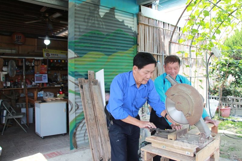 台中舊正社區成立銀髮木匠師工作室，講師陳國清（左）透過自學木工交流，帶動其他長輩動手做。中央社記者蘇木春攝 113年3月30日