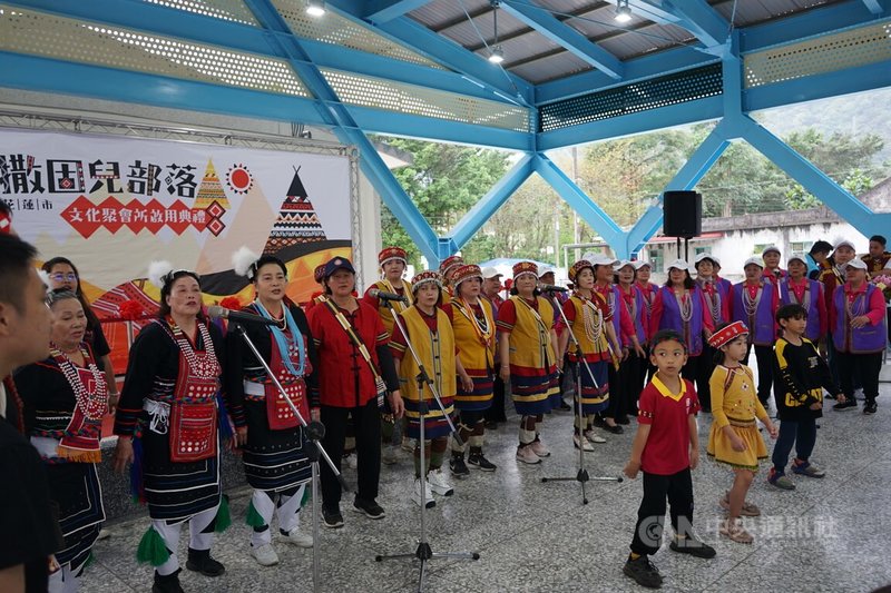 花蓮市公所爭取花東基金補助,興建撒固兒部落聚會所,30日正式啟用,當地撒奇萊雅族(Sakizaya)族人歌舞歡慶。中央社記者張祈攝 113年3月30日