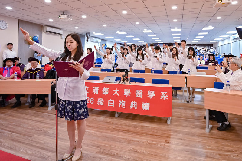 清華大學首屆學士後醫學系21名學生完成在校學業，將赴醫院實習，30日他們披上白袍、掛上聽診器，一同進行宣誓儀式。（清大提供）中央社記者魯鋼駿傳真  113年3月30日