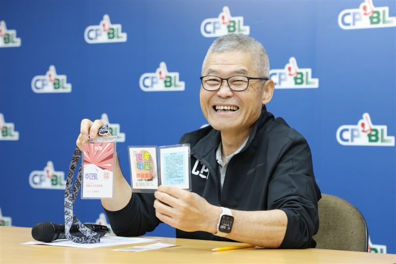 中職祕書長楊清瓏26日說明「巨蛋尋巢」兌換巨蛋球場首年例行賽免費入場證件。(中華職棒提供)