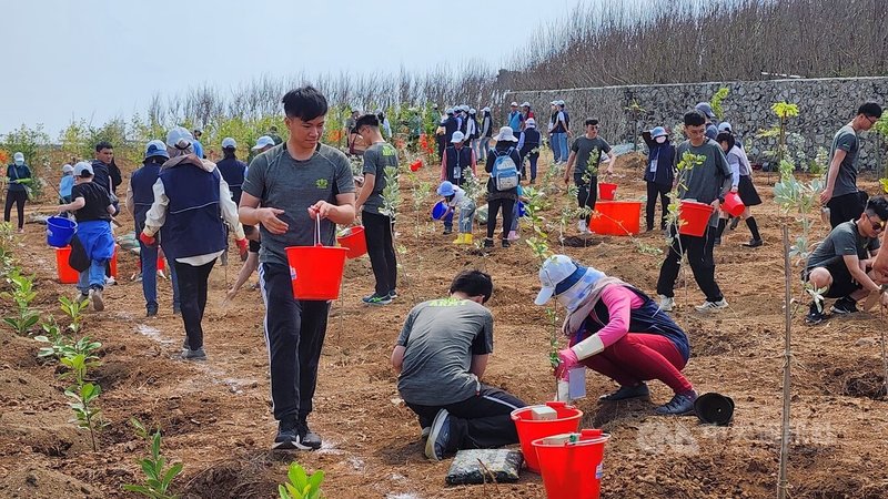 澎湖「一起集點樹 攜手Go Hiking！」植樹活動30日在馬公犀山公園舉行，300多名民眾合力種下近800株羅漢松與台灣欒樹等林木，打造小而美社區公園的休憩景點。中央社  113年3月30日