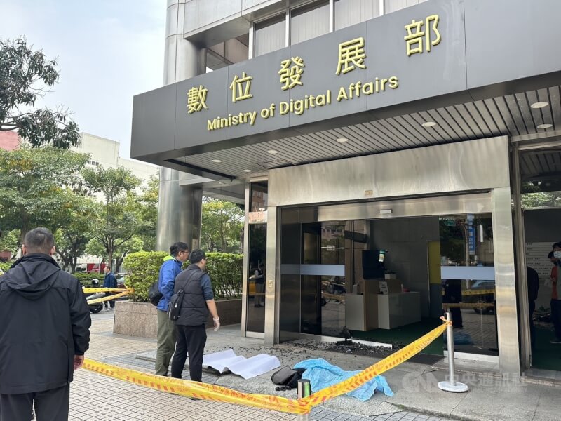 數位發展部28日遭人開槍,北市警方獲報後立即派員到場,迅速逮捕開槍的張男,並查扣1長槍、1短槍。(中央社檔案照片)