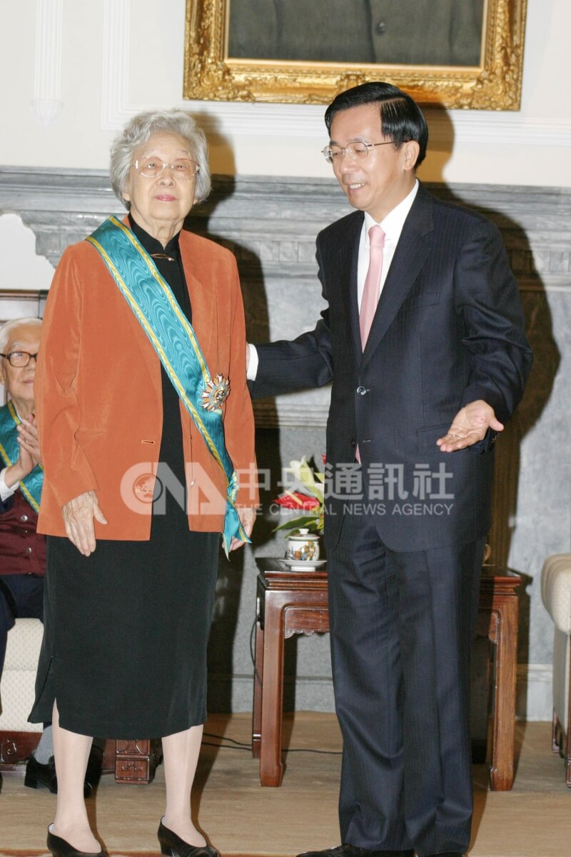 2004年時任總統陳水扁(右)頒授「二等卿雲勳章」給齊邦媛(左),表彰她致力藝文創作、發皇鄉土文學及恢弘中華文化精微方面所作出的卓越貢獻。(中央社檔案照片)