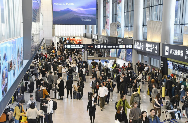 日本成田機場3月14日擠滿旅客。（共同社）