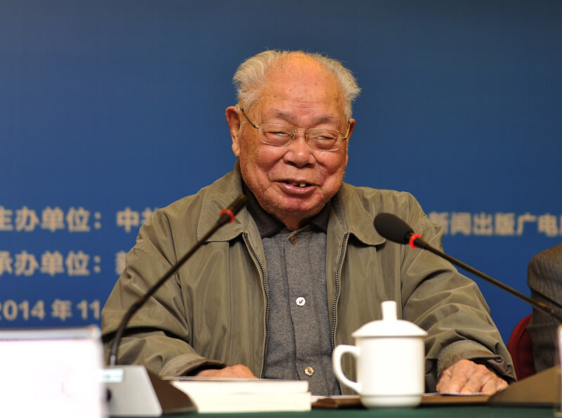 图为马识途2014年11月出席中国作家巴金诞辰110周年出版座谈会。（中新社）