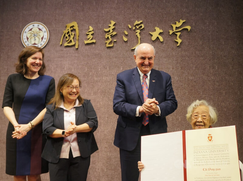 2019年齊邦媛榮獲美國印第安那大學伯明頓分校頒發榮譽文學博士學位,印大校長孟世安(右2)親自來台頒發榮譽學位證書。(台大提供)
