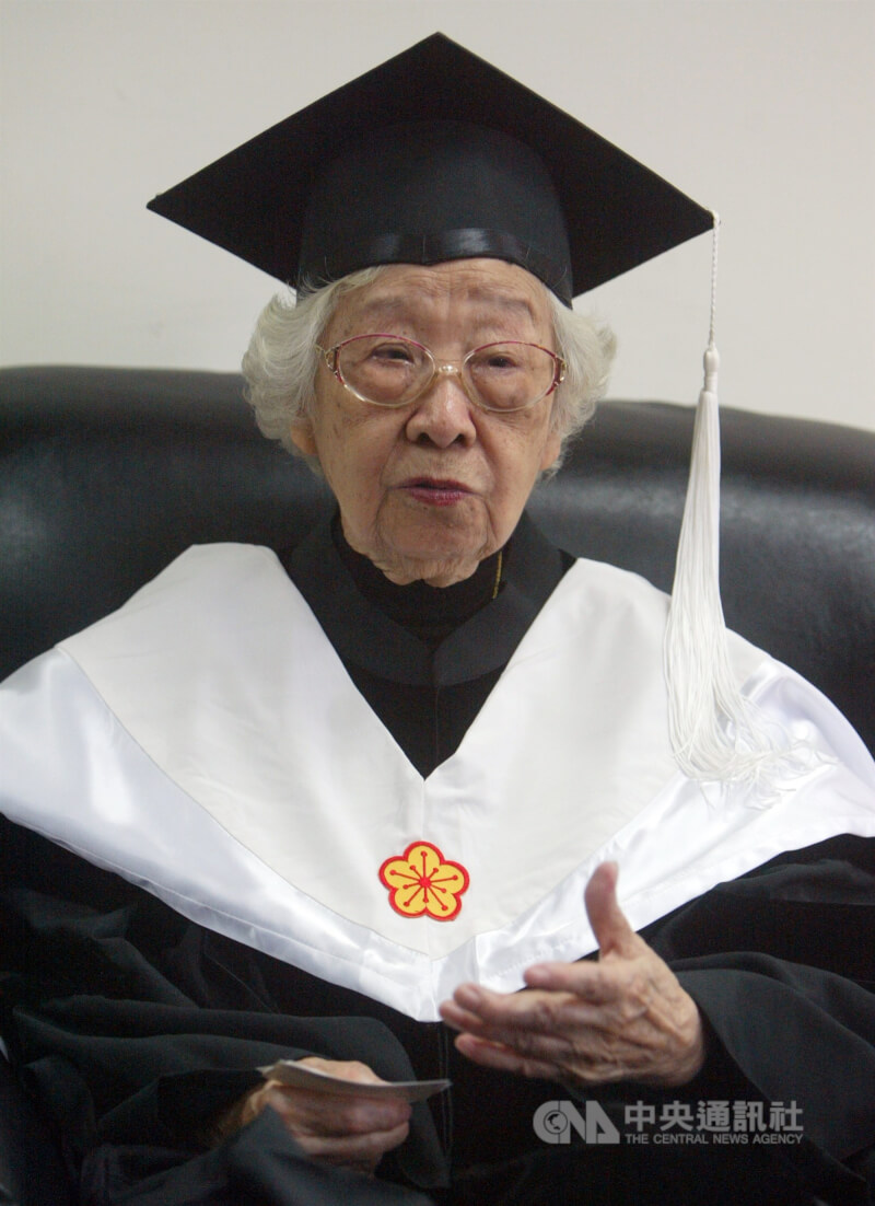 2011年台灣大學舉行83週年校慶大會,作家齊邦媛獲頒台大名譽博士學位。(中央社檔案照片)
