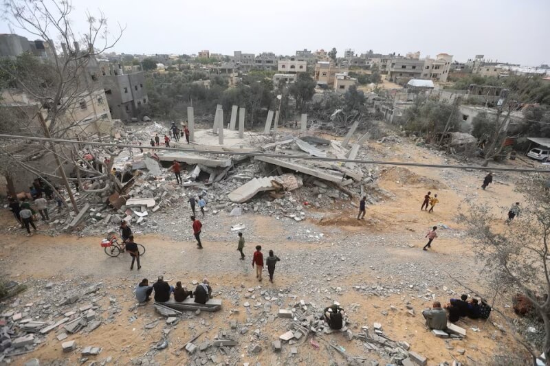 圖為29日加薩走廊南部汗尤尼斯一處建築遭以色列擊毀。（路透社）