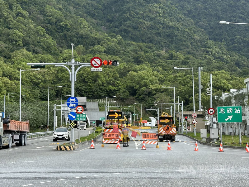 清明連假將至，蘇花路廊將現大量車潮，公路局預估假期首日凌晨2時起南下車多，尖峰時段蘇澳到崇德車程耗時恐增1倍，建議民眾避開高峰時段，多利用大眾運輸。圖為蘇花路廊中仁隧道施工暫時封閉。中央社記者李先鳳攝  113年3月31日