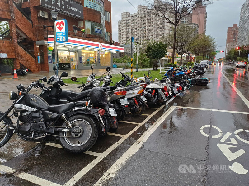中央氣象署31日發布豪雨特報,北部地區有局部大雨發生的機率,注意雷擊及強陣風。圖為新北市淡水區沙崙路旁停車格內,有數部機車翻倒。(翻攝畫面)中央社記者楊侃儒傳真 113年3月31日
