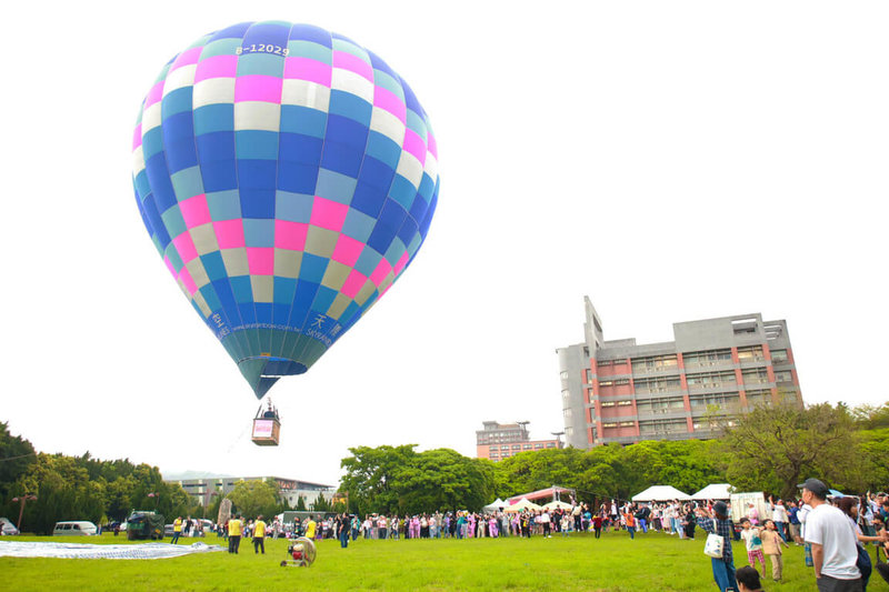 台北大學31日舉辦首屆「台北大學櫻花祭」，活動亮點是民眾可乘坐熱氣球，俯瞰校園及三鶯景色。（台北大學提供）中央社記者楊侃儒傳真  113年3月31日
