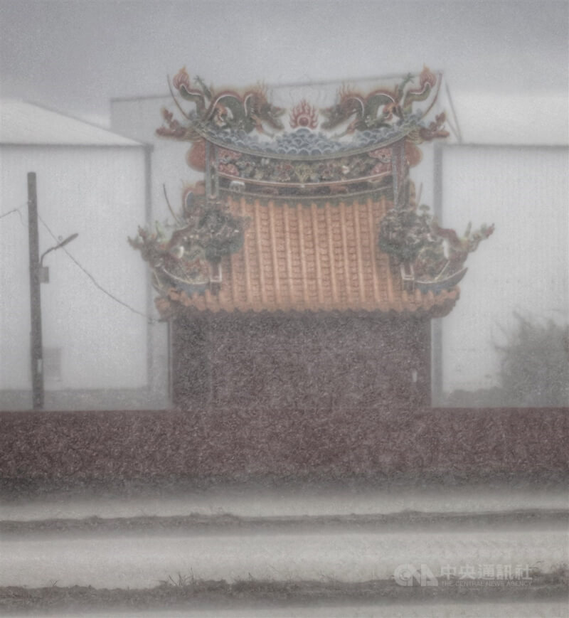 圖為桃園市大園區下起大雷雨,影響視野。中央社記者趙世勳攝 113年3月31日