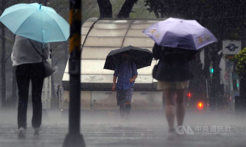 氣象署31日下午針對新北市、台北市、桃園市發布大雷雨即時訊息,民眾務必慎防劇烈降雨。圖為台北市中山區一場突然下起滂沱大雨讓民眾有些措手不及。中央社記者孫仲達攝 113年3月31日