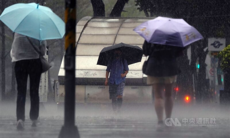 圖為台北市中山區一場突然下起滂沱大雨讓民眾有些措手不及。中央社記者孫仲達攝 113年3月31日