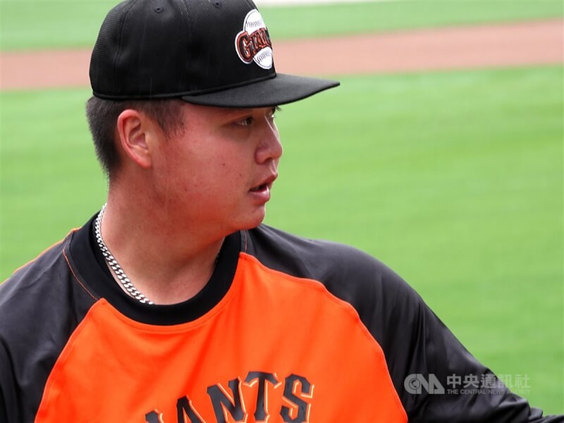 台灣好手鄧愷威(圖)升上大聯盟,總教練梅爾文(Bob Melvin)稱讚他擁有球路威力強大,是球團看好的新秀投手之一。中央社記者林宏翰聖地牙哥攝 113年3月31日