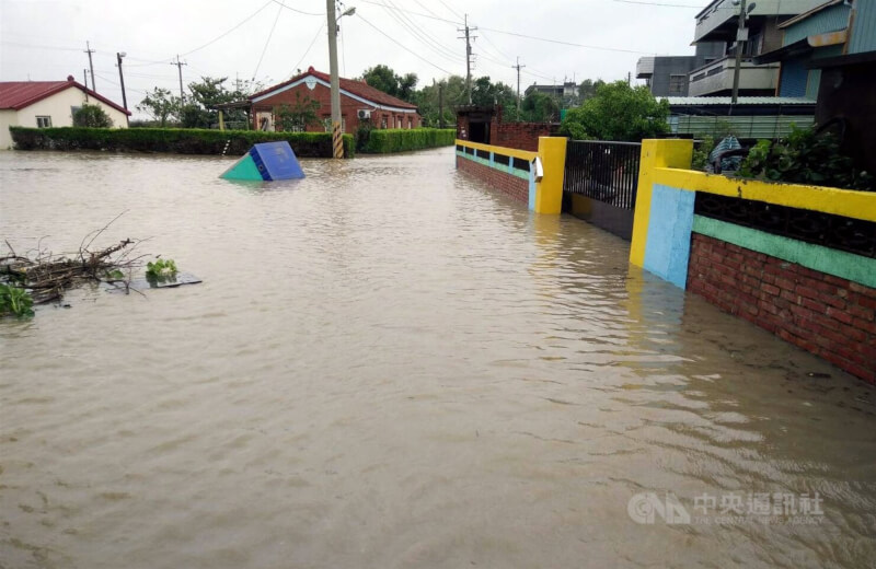 圖為2016年9月中颱梅姬來襲，嘉義縣朴子竹村國小附近淹水情形嚴重。（中央社檔案照片）