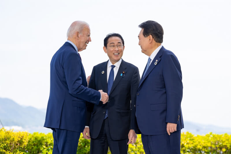 圖為去年5月美國總統拜登（左起）、日本首相岸田文雄和南韓總統尹錫悅在G7廣島峰會場邊會談。（圖取自facebook.com/POTUS）