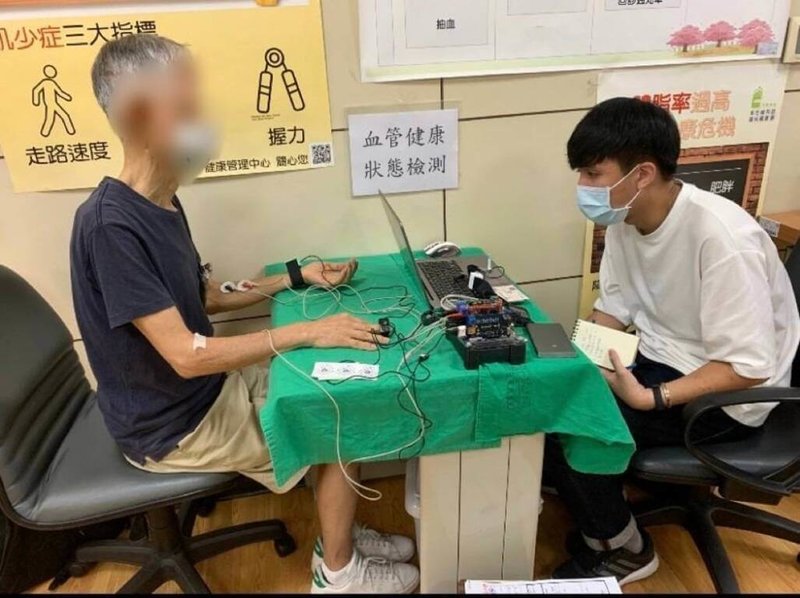 台灣科技大學團隊研發穿戴式AI智慧裝置，透過檢測可評估整體血管健康狀態，並經由分析能得知失智症等12項疾病風險。（台科大提供）中央社記者許秩維傳真  113年4月1日
