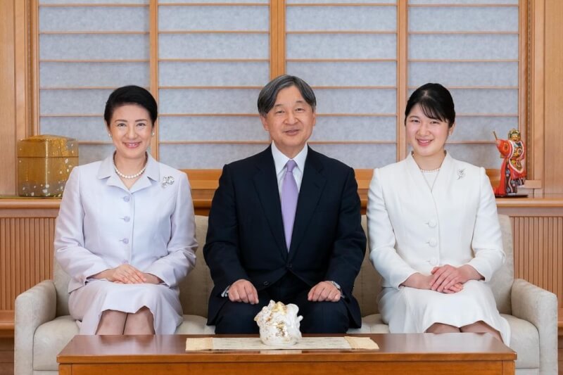 日本宮內廳1日開設Instagram官方帳號，分享日皇德仁夫婦的公務活動。圖中由左至右依序為皇后雅子、日皇德仁以及女兒愛子。（圖取自instagram.com/kunaicho_jp）