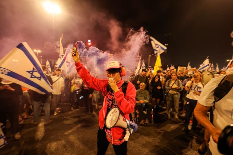 以色列抗議民眾3月31日在耶路撒冷街頭高呼要總理尼坦雅胡「下台」，並要求當局讓遭挾持至加薩的以色列人質回家。（路透社）