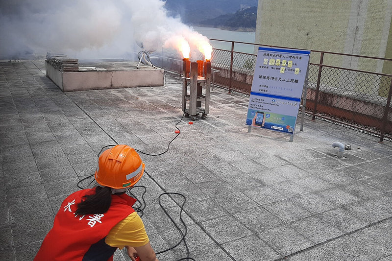 南部地區受鋒面通過影響降雨機率提高，經濟部水利署南區水資源分署表示，3月31日在曾文水庫實施人工增雨作業，雖然這波累積降雨量不算多，但對水庫蓄水仍不無小補。（南水分署提供）中央社記者楊思瑞台南傳真  113年4月1日