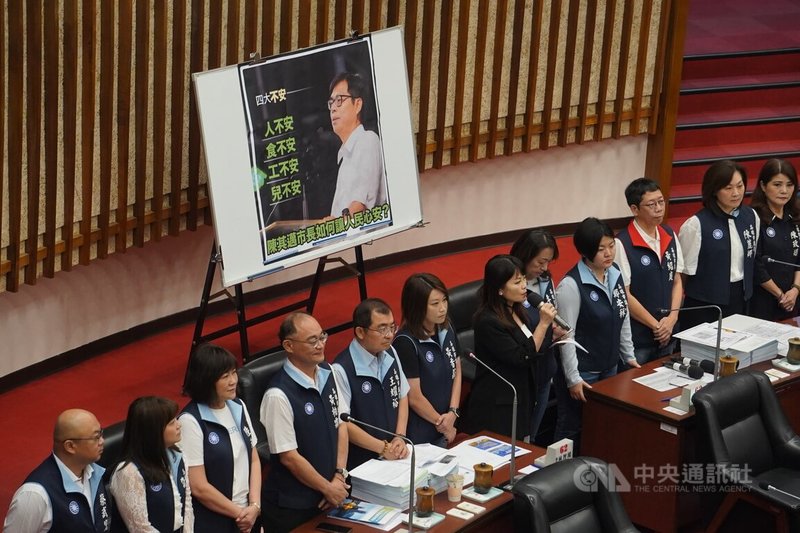 高雄市議會國民黨團1日在議會質詢時，痛批政府漲電費衝擊民生，並詢問市長陳其邁是否同意調漲。中央社記者董俊志攝  113年4月1日