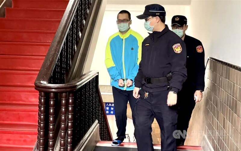 桃園市紙雕師蔣嘉凱（左）2021年遭規勸戴口罩竟持刀刺死超商店員。（中央社檔案照片）