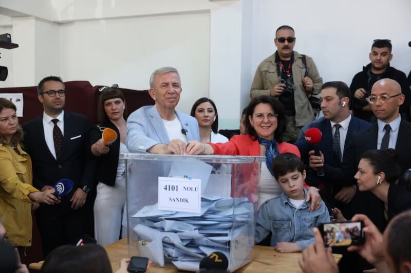 土耳其安卡拉现任巿长亚瓦许（左四）31日在妻子陪同下投票。（路透社）