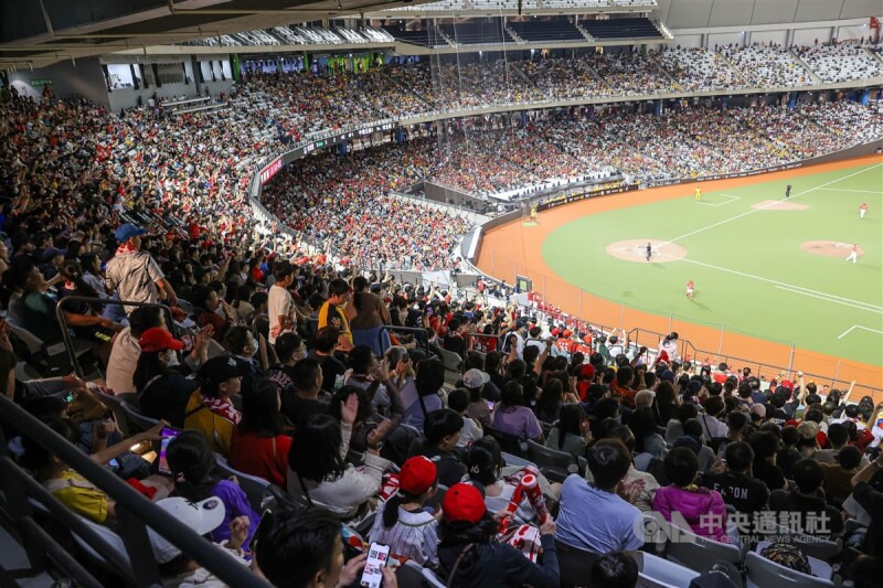 中華職棒例行賽3月31日在台北大巨蛋登場，吸引許多球迷入場看球。中央社記者鄭清元攝 113年3月31日