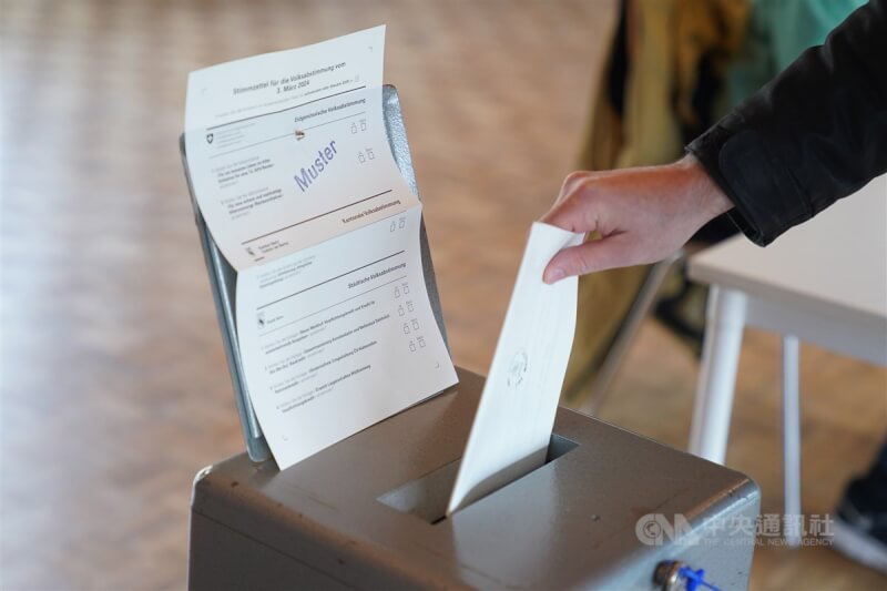 公民投票是一种参与公共事务、彰显公民意识的方法，而瑞士是世界上公投最频繁的国家之一。由于大多数选民皆已完成通讯投票，仅有少数选民在3月3日前往瑞士首都伯恩市的一间投票所投票。中央社记者徐肇昌摄 113年4月1日