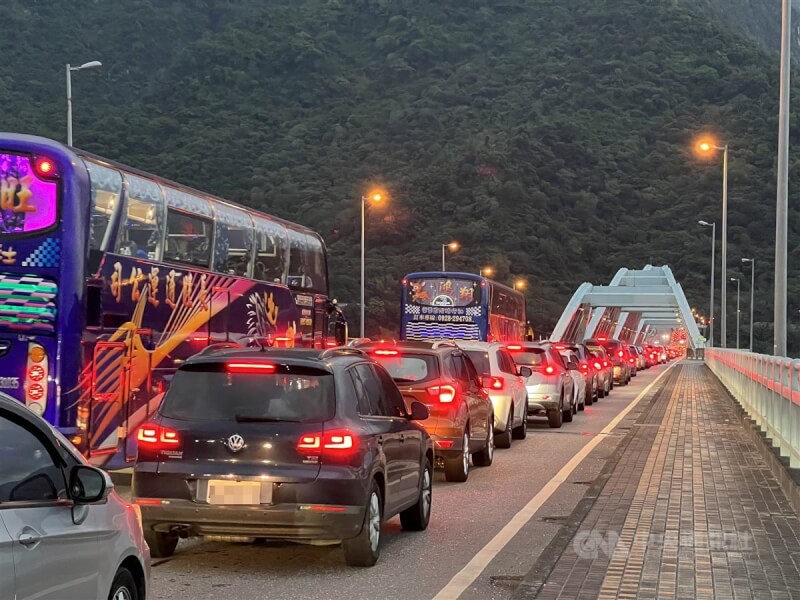 圖為蘇花路廊湧現車潮，北返車流於太魯閣大橋回堵畫面。（中央社檔案照片）