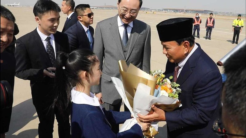 印尼總統當選人、國防部長普拉伯沃3月31日抵達中國，下機後從中國政府安排的小女孩手中拿到鮮花。（大印尼行動黨提供）中央社記者李宗憲雅加達傳真  113年4月1日