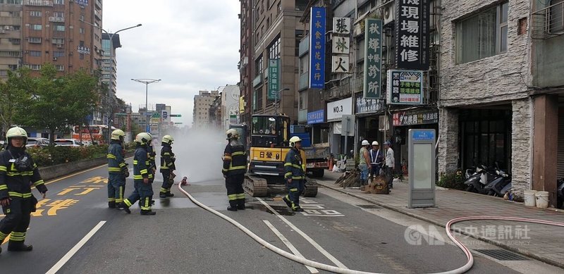 台北捷運龍山寺站附近1日下午發生瓦斯外漏事件，北市消防局獲報立即派員到場協助，目前已完成止漏，影響8戶店家，台瓦公司已在現場搶修中。（翻攝照片）中央社記者黃麗芸傳真  113年4月1日