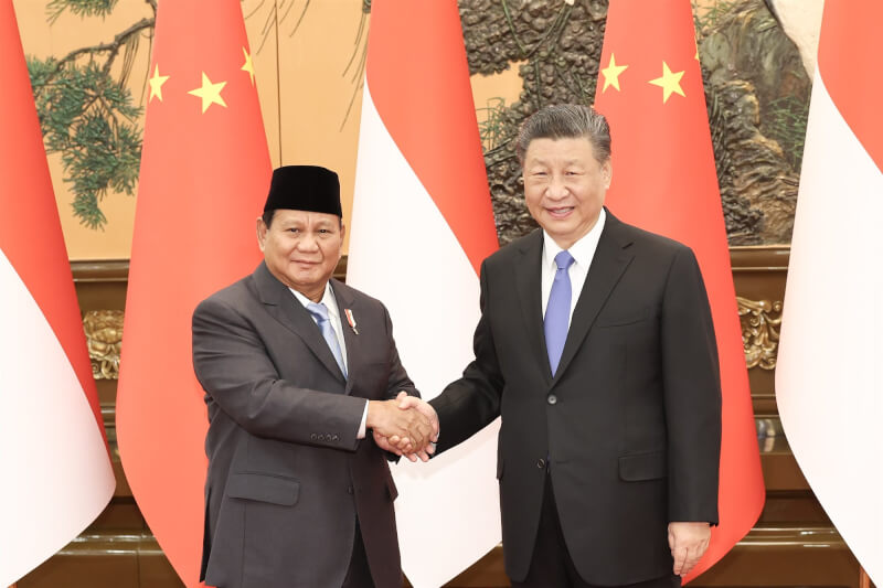 印尼總統當選人普拉伯沃（左）1日與中國國家主席習近平（右）在北京會面。（中新社）