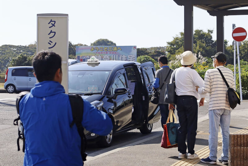 圖為去年11月民眾在神奈川縣三浦市搭乘計程車。（共同社）