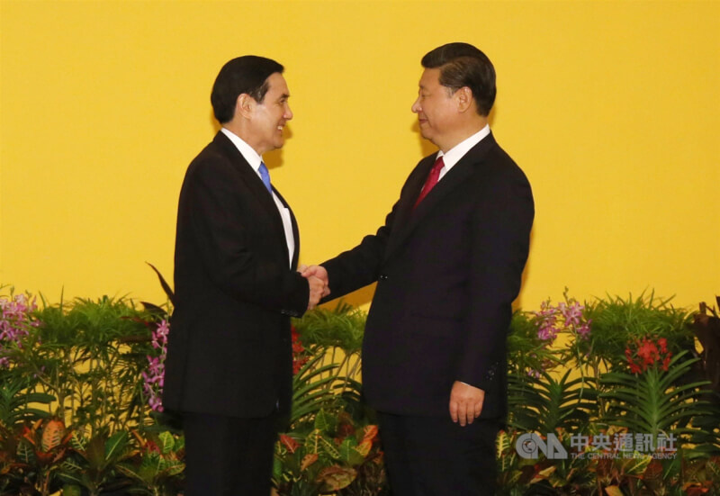 圖為2015年11月7日時任總統馬英九（左）在新加坡與中國領導人習近平（右）會面。（中央社檔案照片）