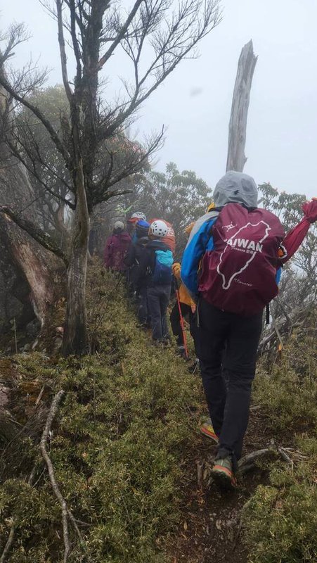 52歲殷姓女山友3月27日攀登六順山後即脫隊失聯，花蓮縣消防局組成搜救隊上山搜尋多日，1日中午在六順山頂附近一處山坳處發現殷女，除了身體虛弱外沒有大礙。（花蓮縣消防局提供）中央社記者李先鳳傳真 113年4月1日