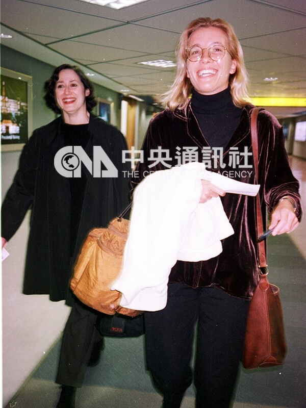 艾玛汤普逊1996年4月1日搭机抵台。（中央社档案照片）