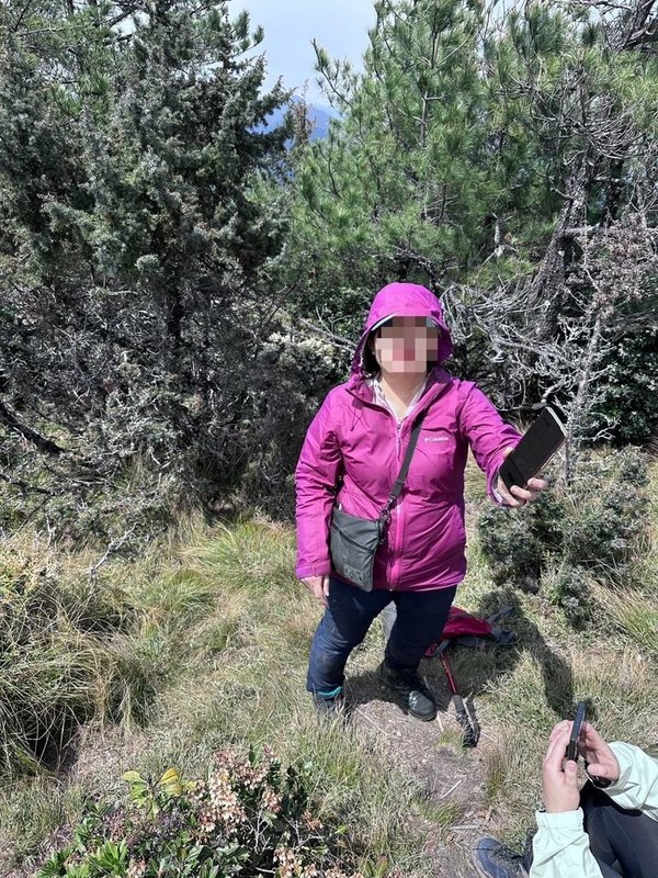 52歲殷姓女山友3月27日攀登六順山後即脫隊失聯,1日被山友發現,殷女自稱是失聯者,這幾天躲在溪谷的樹根洞裡面,沒吃東西只喝水,幸意識清楚。(民眾提供)中央社記者李先鳳傳真 113年4月1日