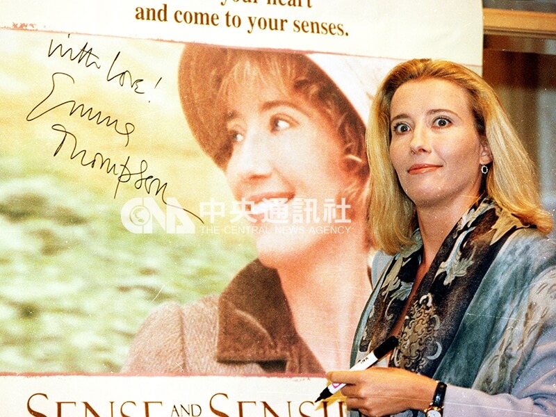 艾瑪湯普遜在電影海報上簽名。（中央社檔案照片）