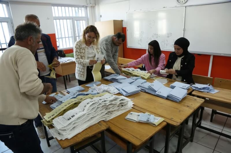 土耳其31日举行地方选举，投票所人员清点选票。（路透社）