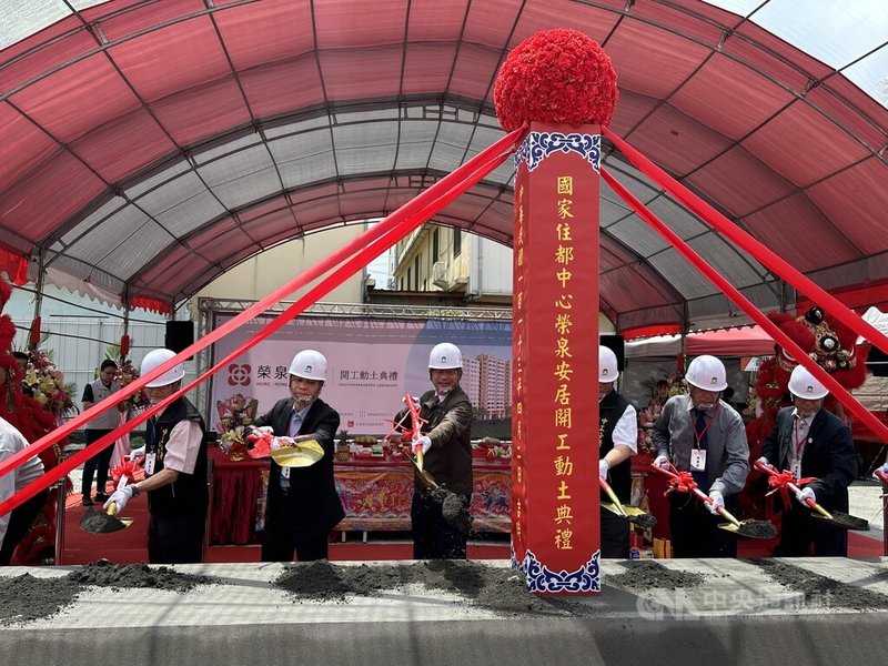 台中市烏日區「榮泉安居」社宅2日舉行開工典禮,總統府秘書長林佳龍(前左3)執鏟,祈求工程順利。中央社記者趙麗妍攝 113年4月2日